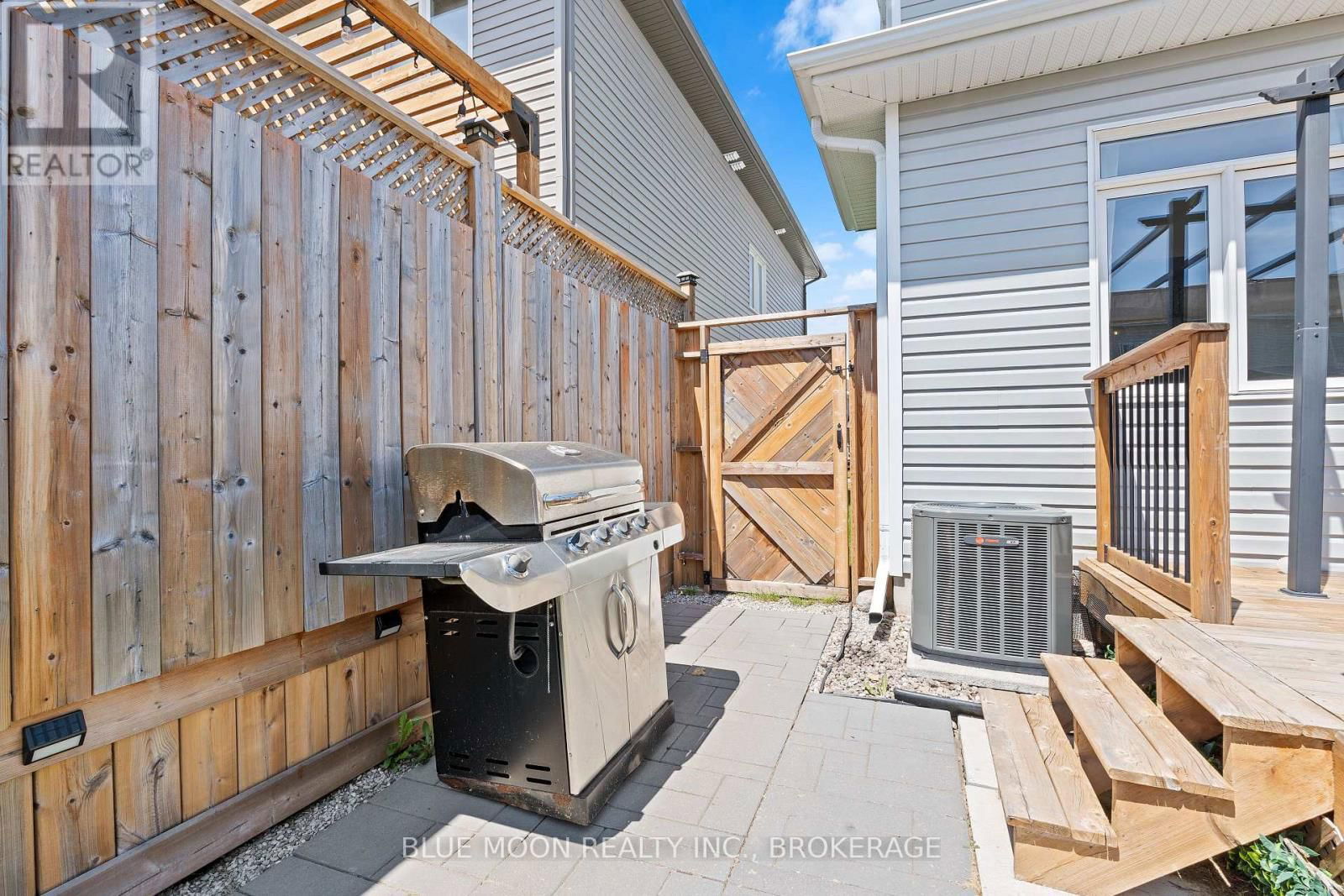 1555 DAVENPORT CRESCENT Image 34