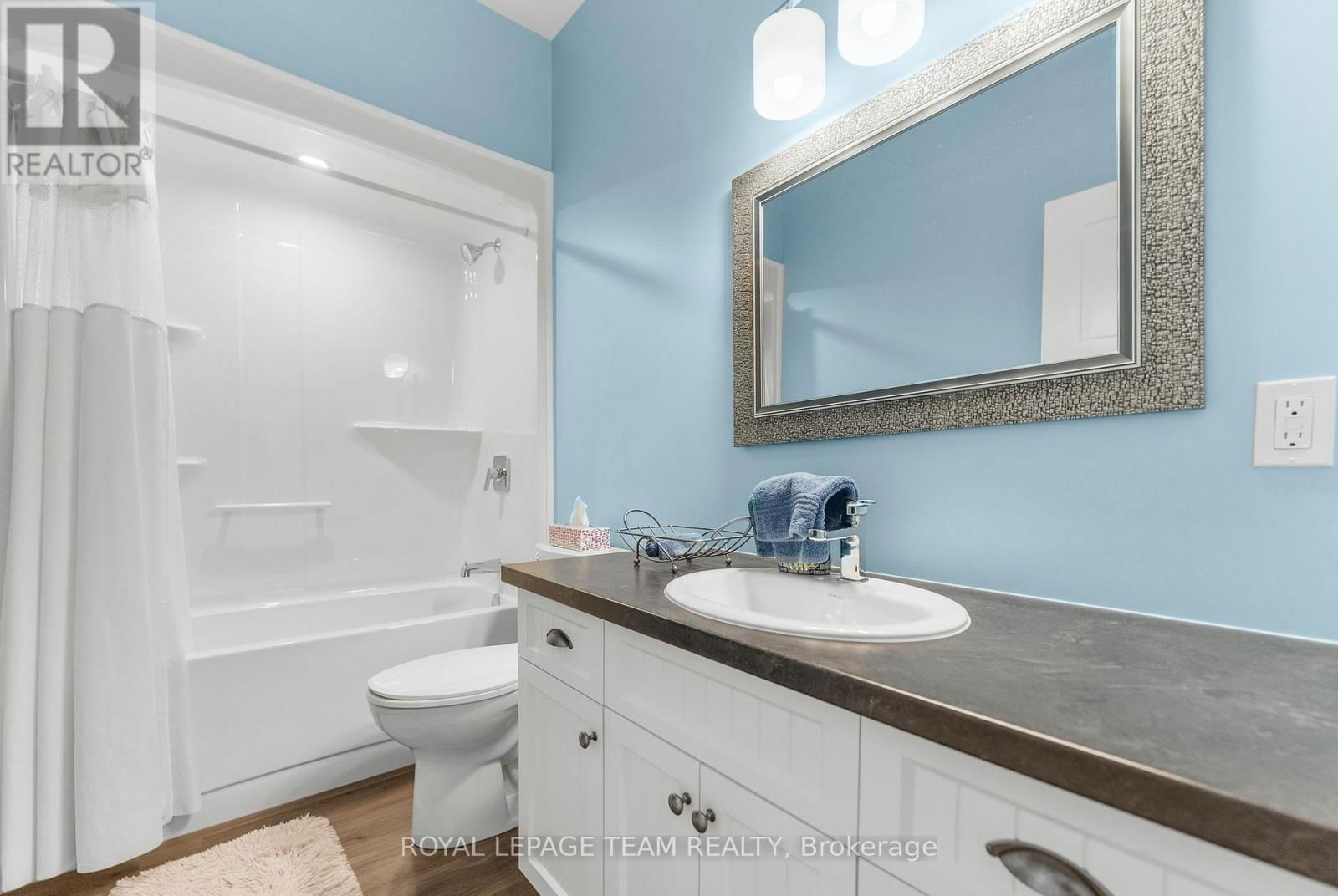 12 SIMPSON STREET Image 17