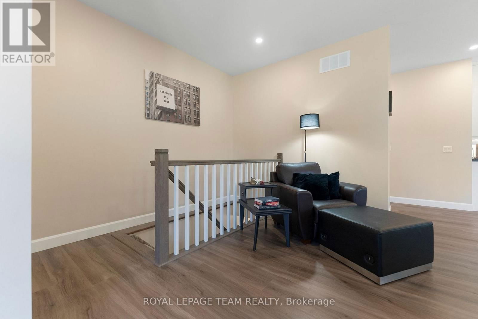 12 SIMPSON STREET Image 20