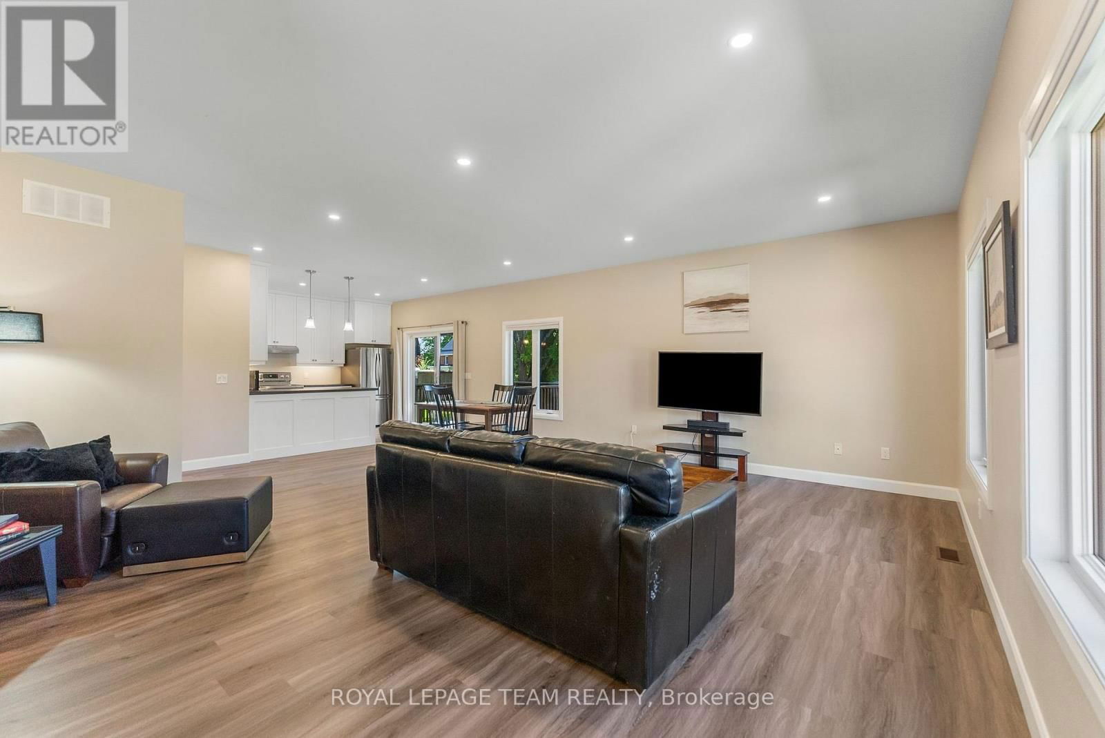 12 SIMPSON STREET Image 6