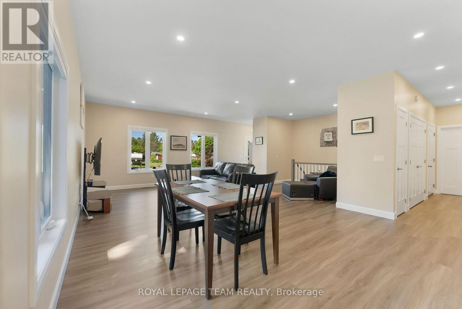 12 SIMPSON STREET Image 7