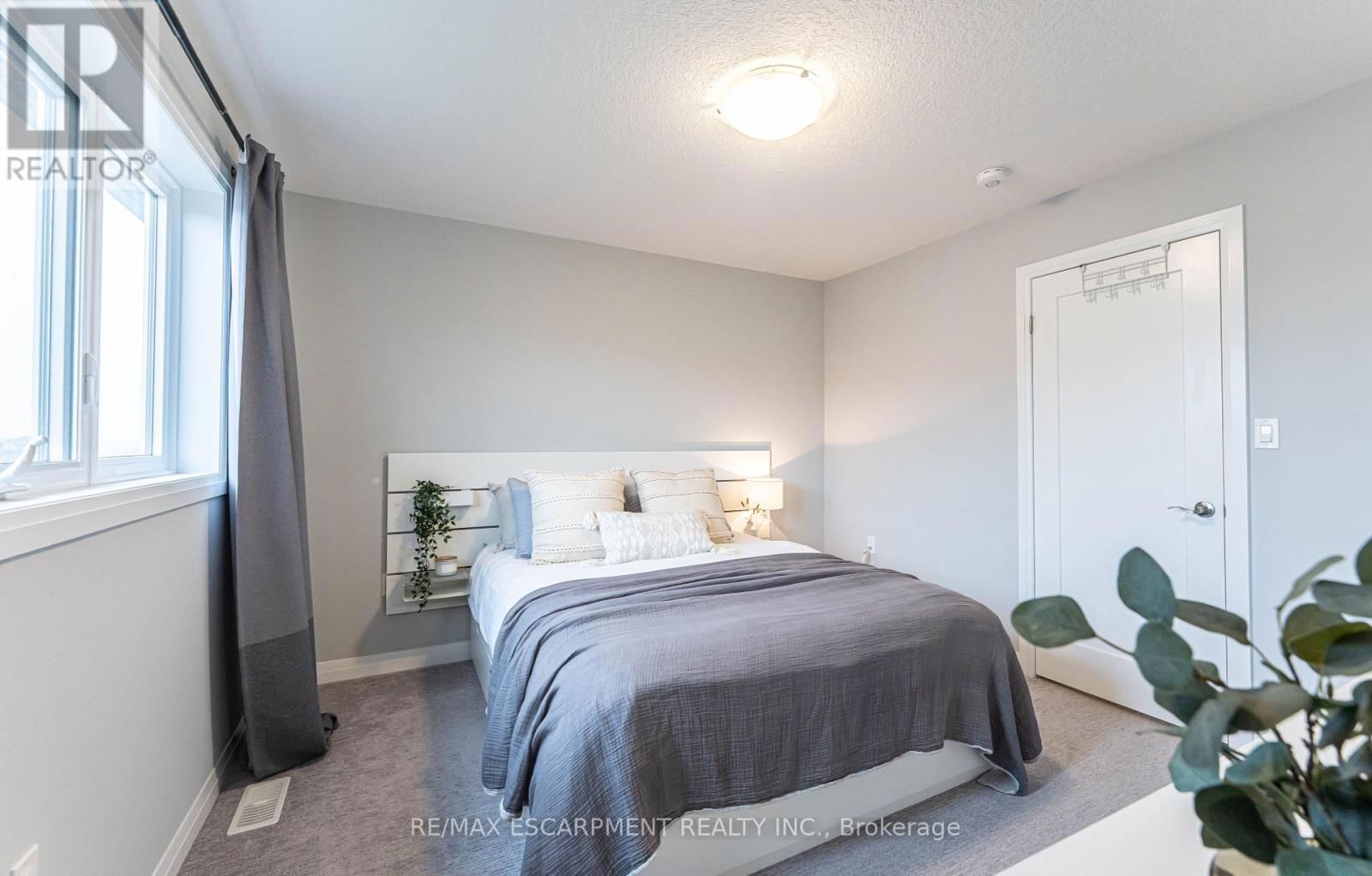 52 AQUARIUS CRESCENT Image 14