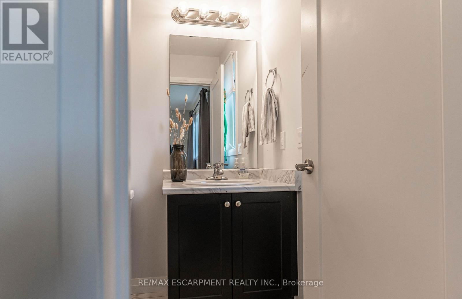 52 AQUARIUS CRESCENT Image 15