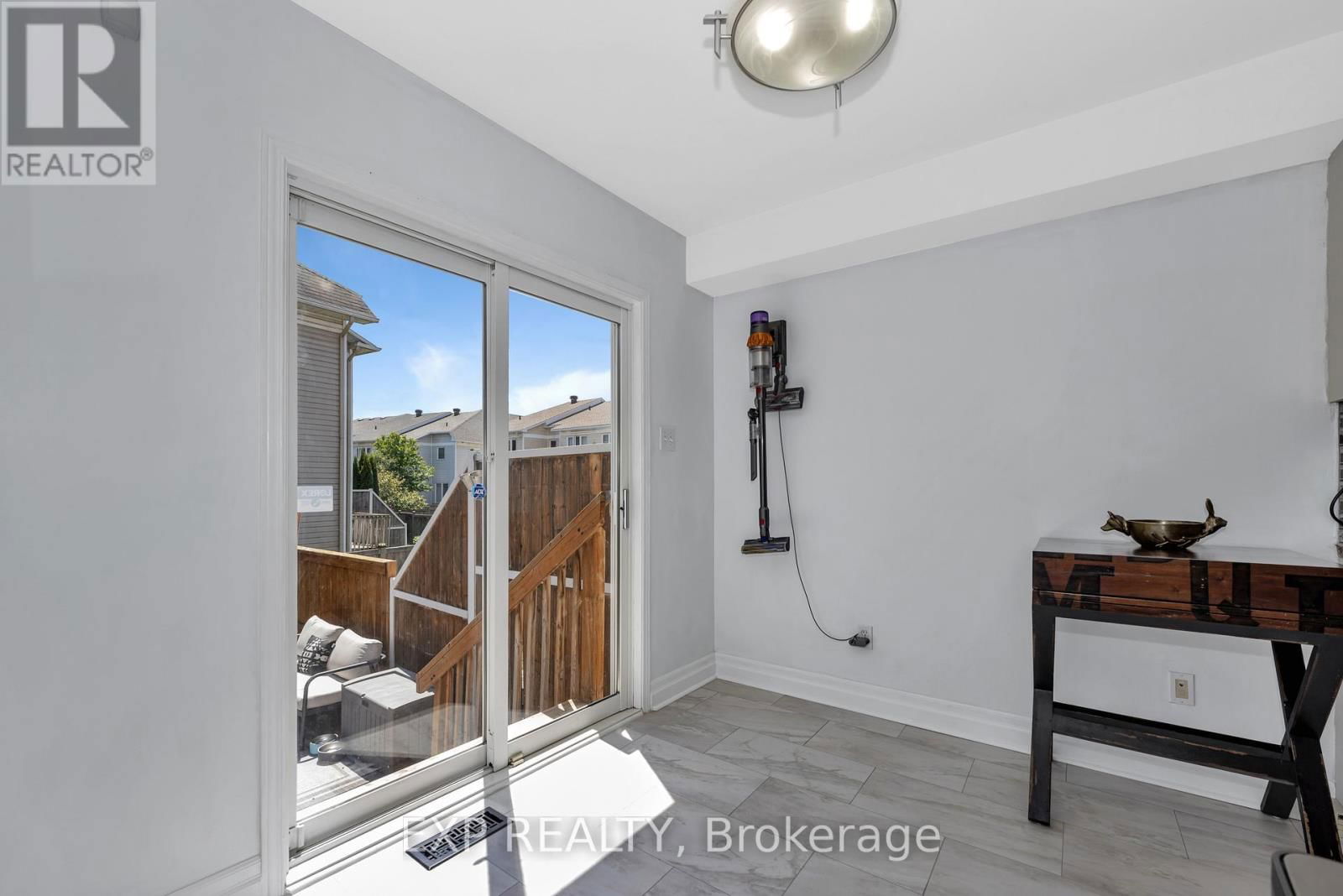232 MEADOWBREEZE DRIVE Image 13