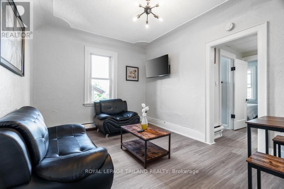 8 - 425 MCKENZIE AVENUE Image 1