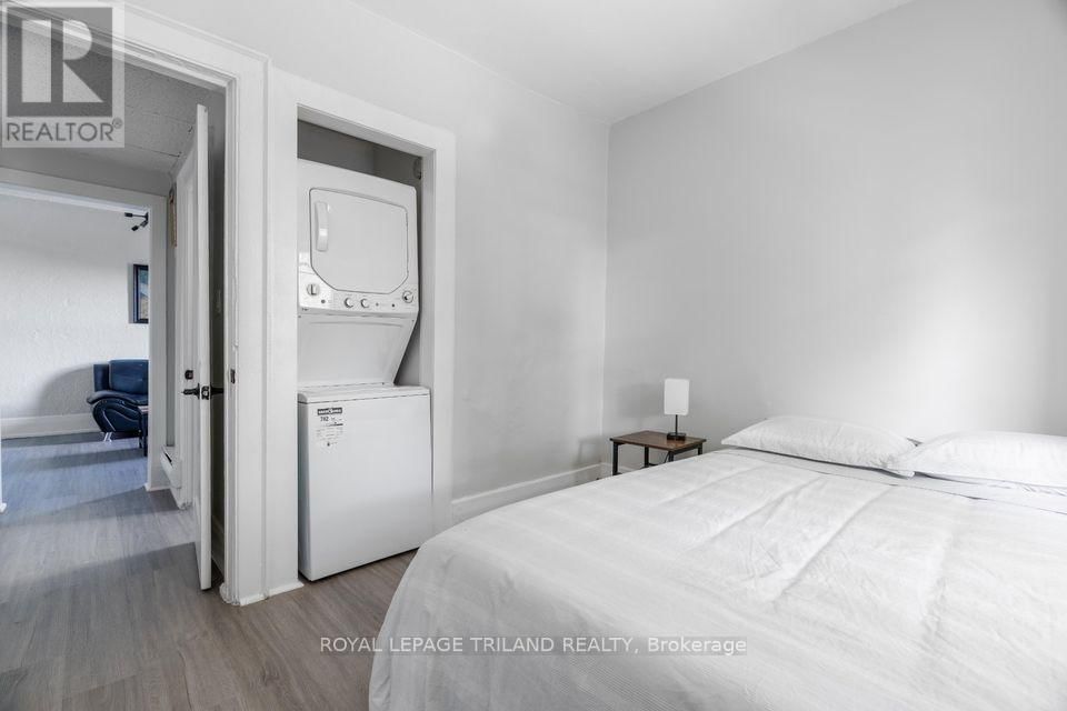 8 - 425 MCKENZIE AVENUE Image 11