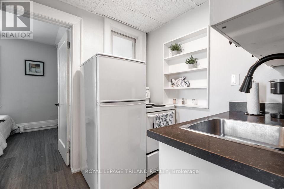 8 - 425 MCKENZIE AVENUE Image 4