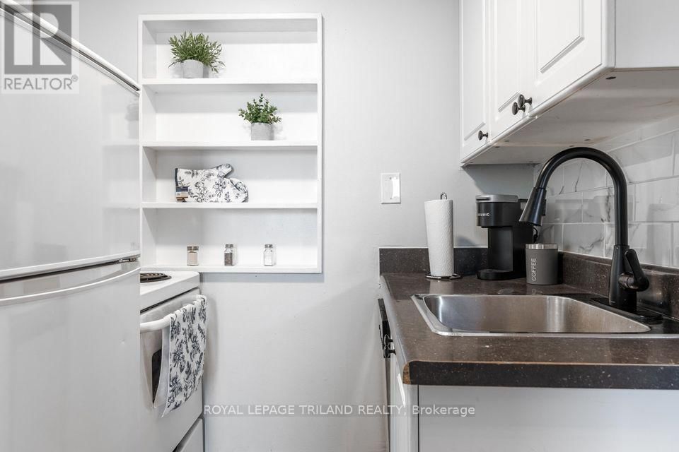 8 - 425 MCKENZIE AVENUE Image 6
