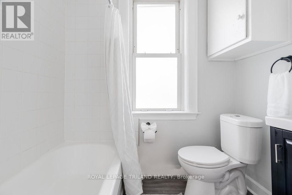 8 - 425 MCKENZIE AVENUE Image 7