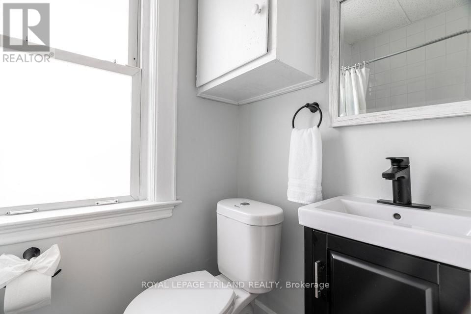 8 - 425 MCKENZIE AVENUE Image 8