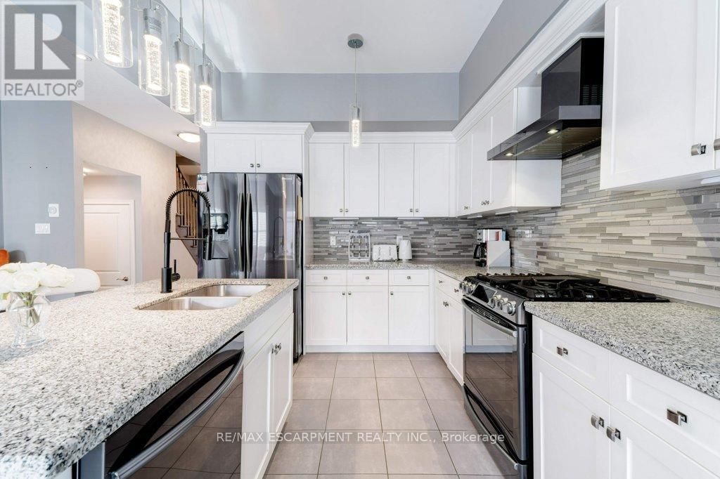 12 - 98 SHOREVIEW PLACE Image 18