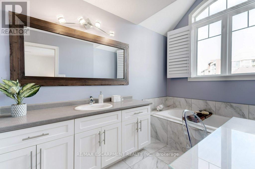 12 - 98 SHOREVIEW PLACE Image 26