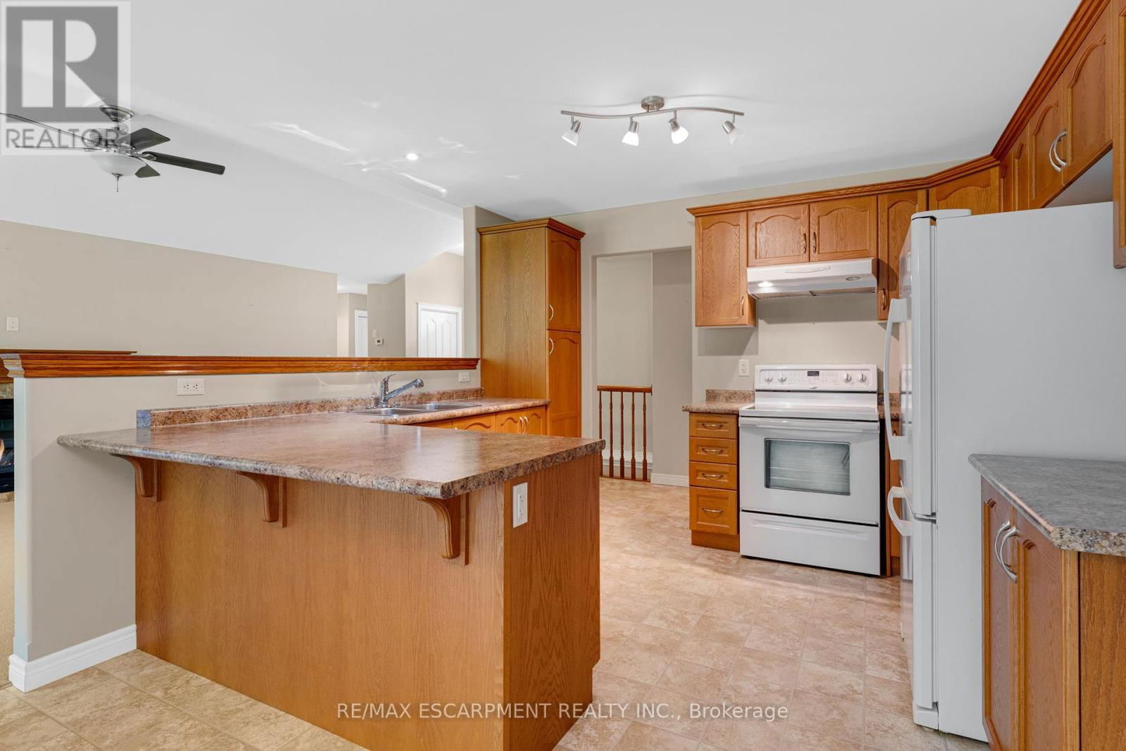 18 RIVERSIDE CIRCLE Image 10
