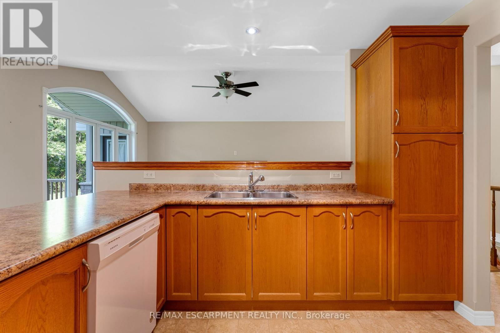 18 RIVERSIDE CIRCLE Image 12