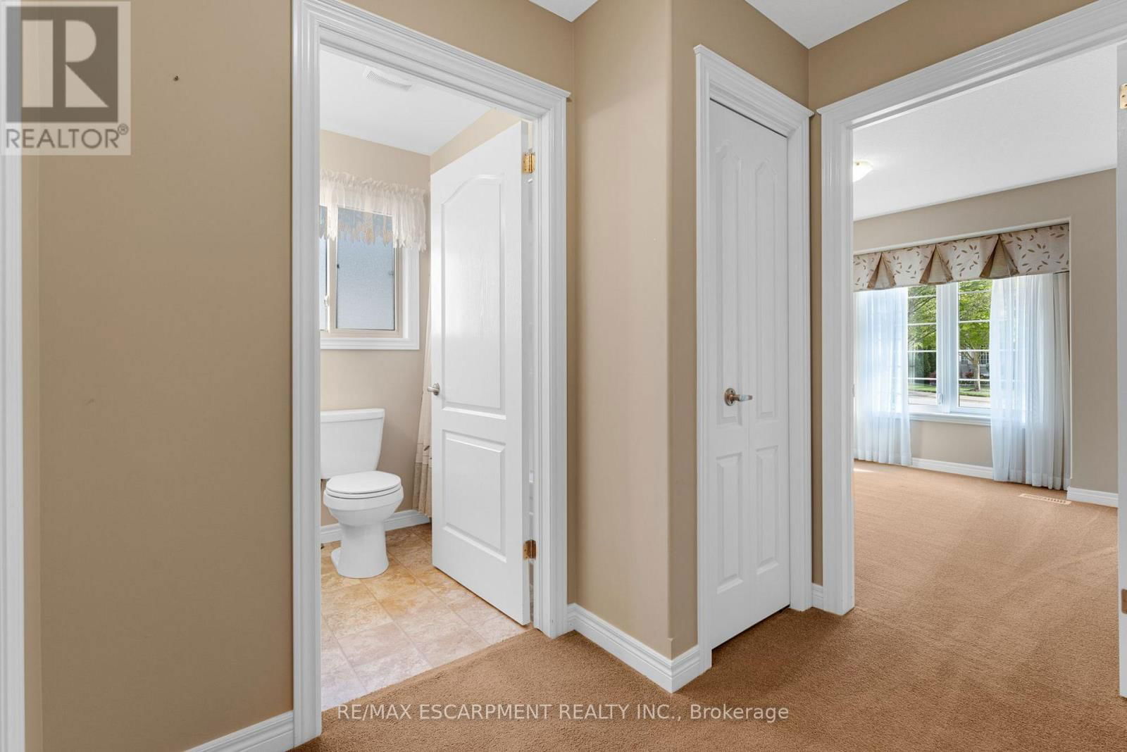 18 RIVERSIDE CIRCLE Image 17