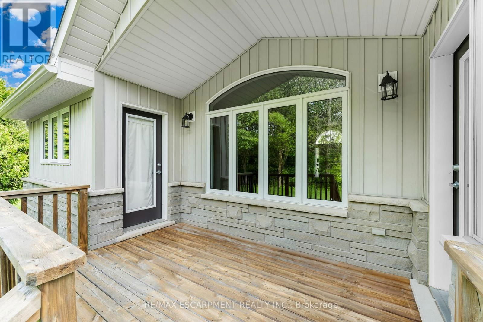 18 RIVERSIDE CIRCLE Image 31