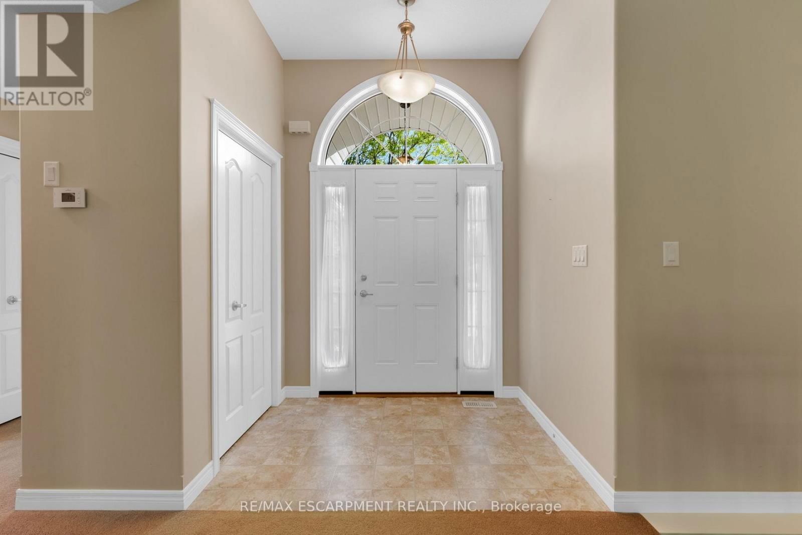 18 RIVERSIDE CIRCLE Image 6