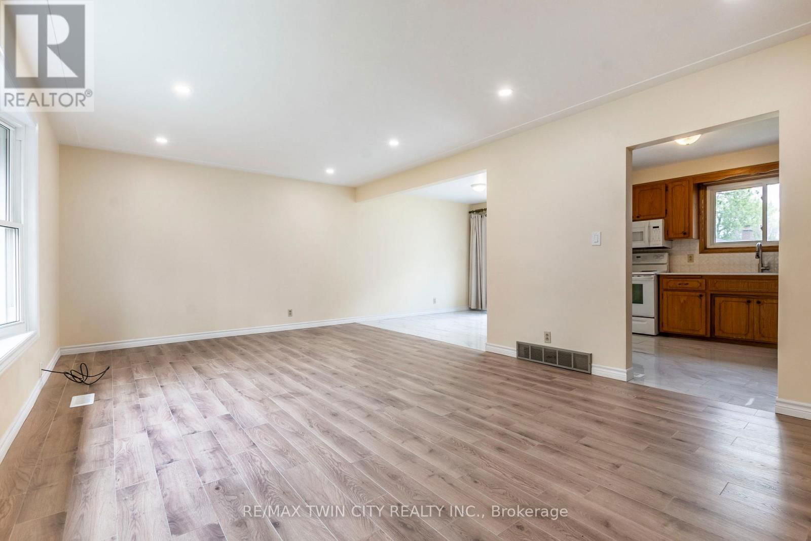 413 CARSON DRIVE Image 4