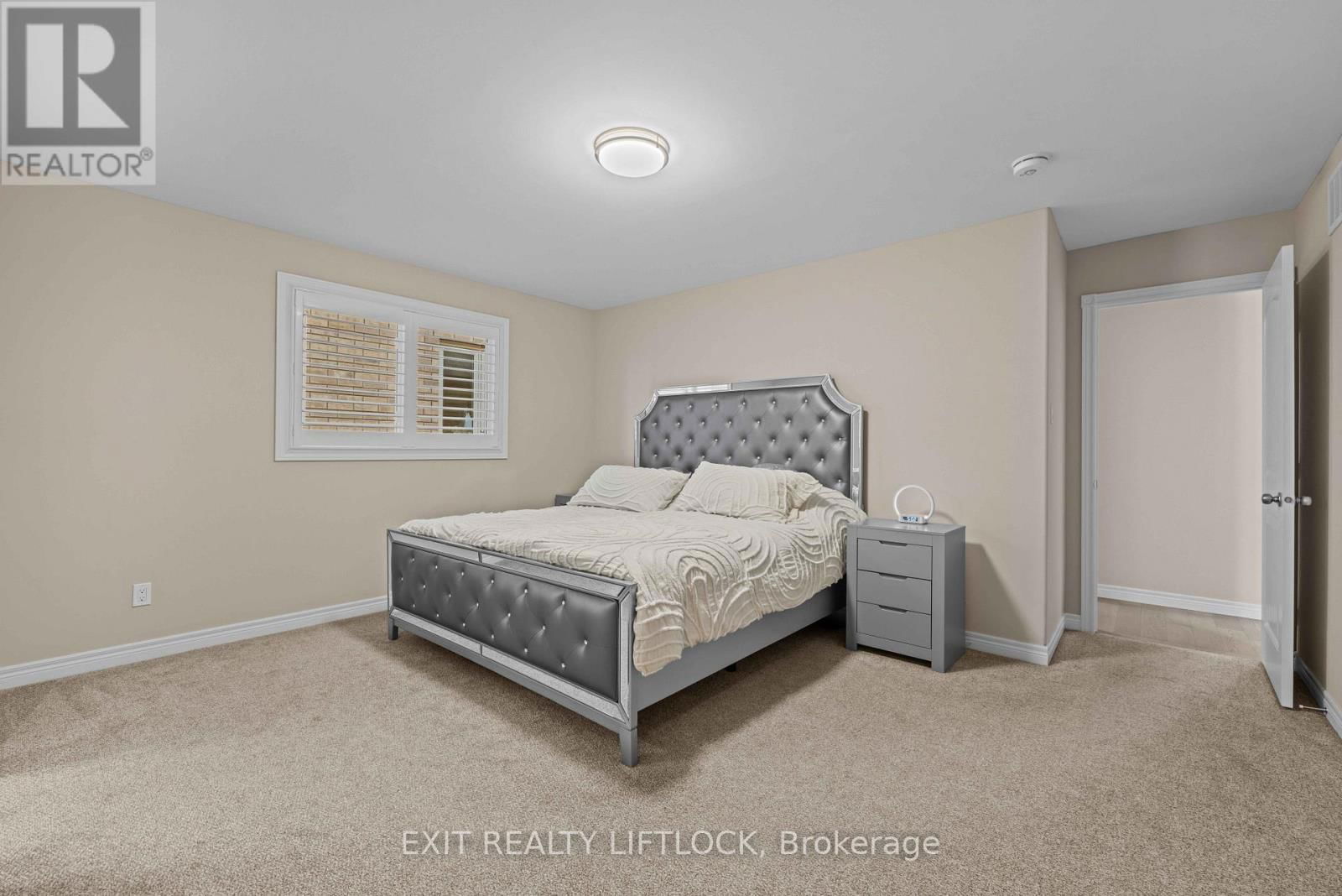 100 YORK DRIVE Image 21