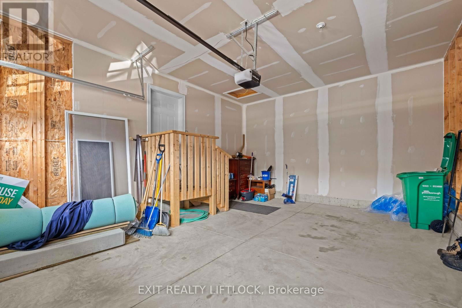 100 YORK DRIVE Image 37