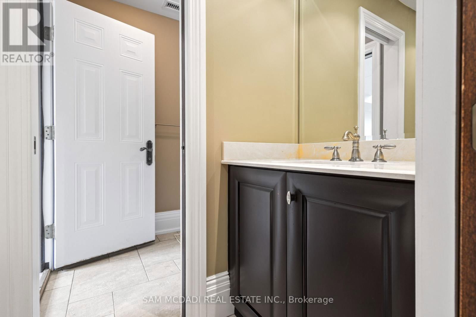 839 LAKESHORE ROAD Image 15