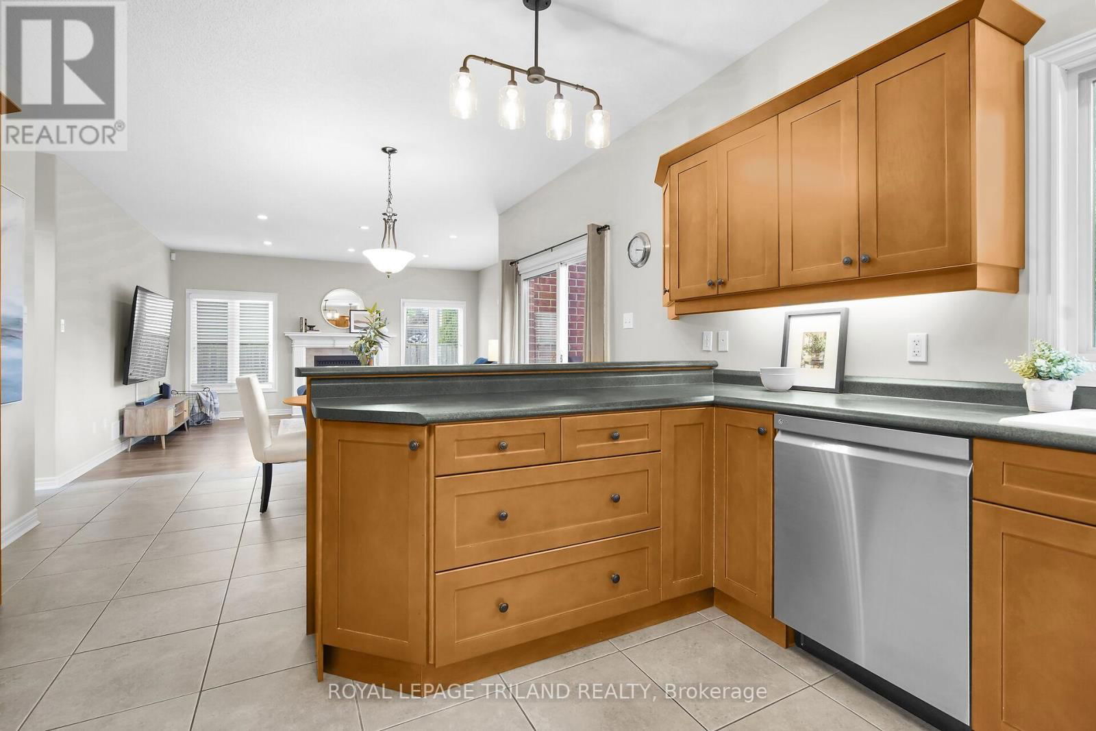 30 WILLARD CRESCENT Image 9