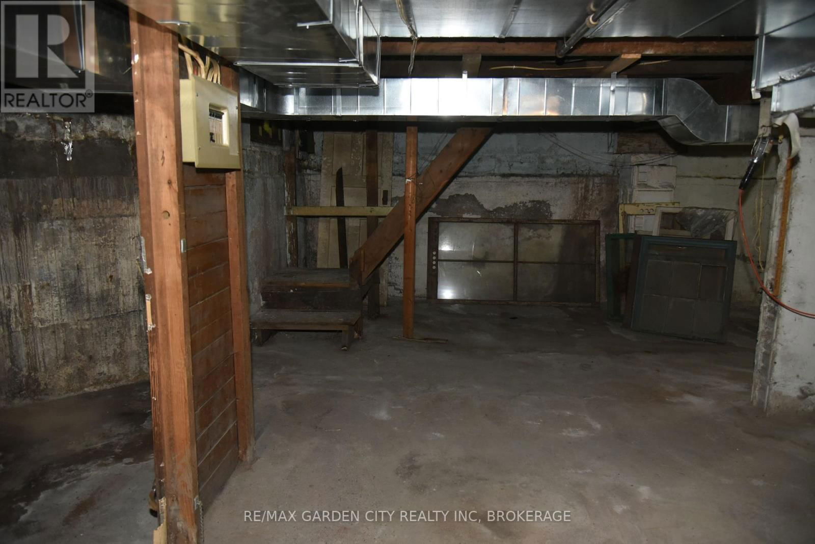 156 DIVISION STREET Image 32