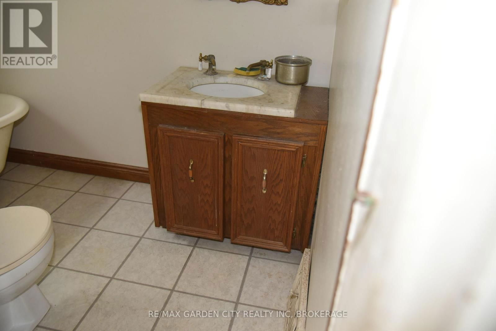 156 DIVISION STREET Image 43