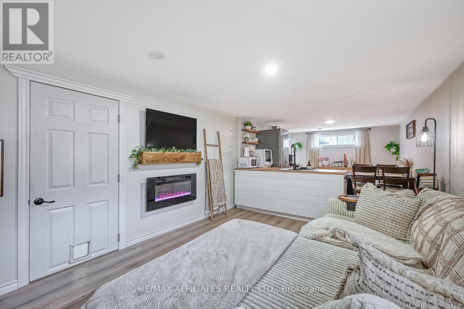 LOWER UNIT - 840 MACODRUM DRIVE Image 8
