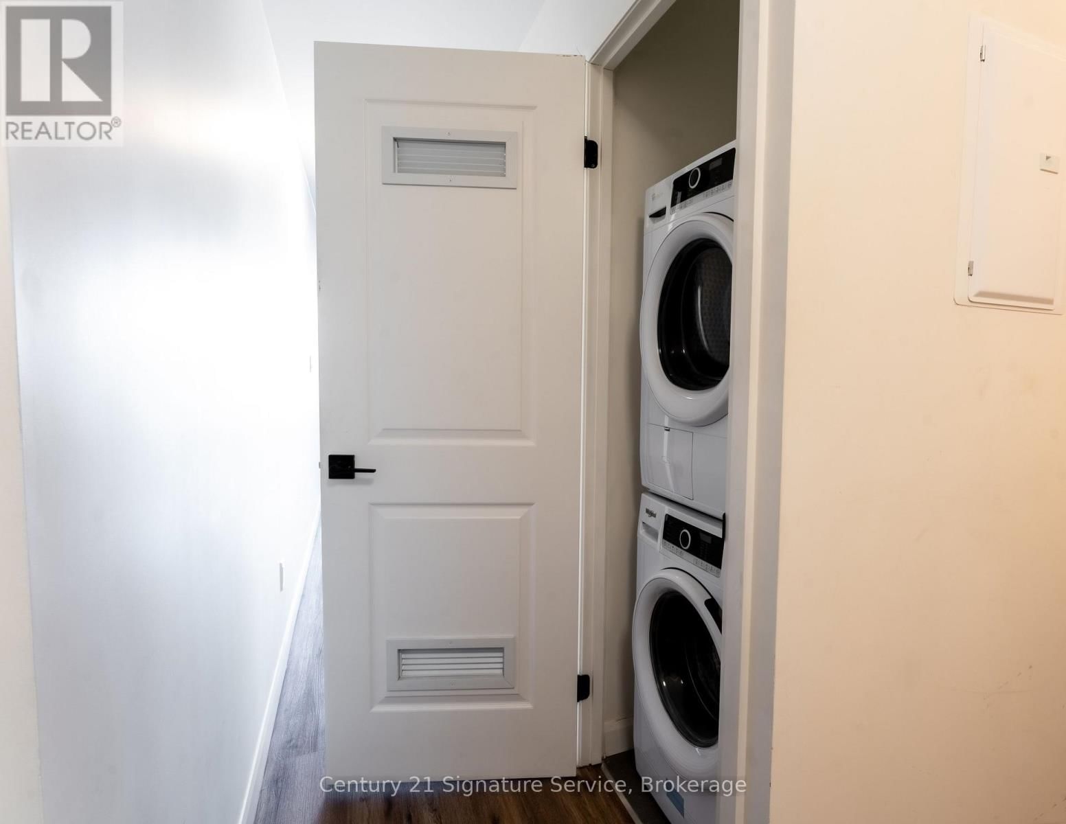 208 - 7 ERIE AVENUE Image 12