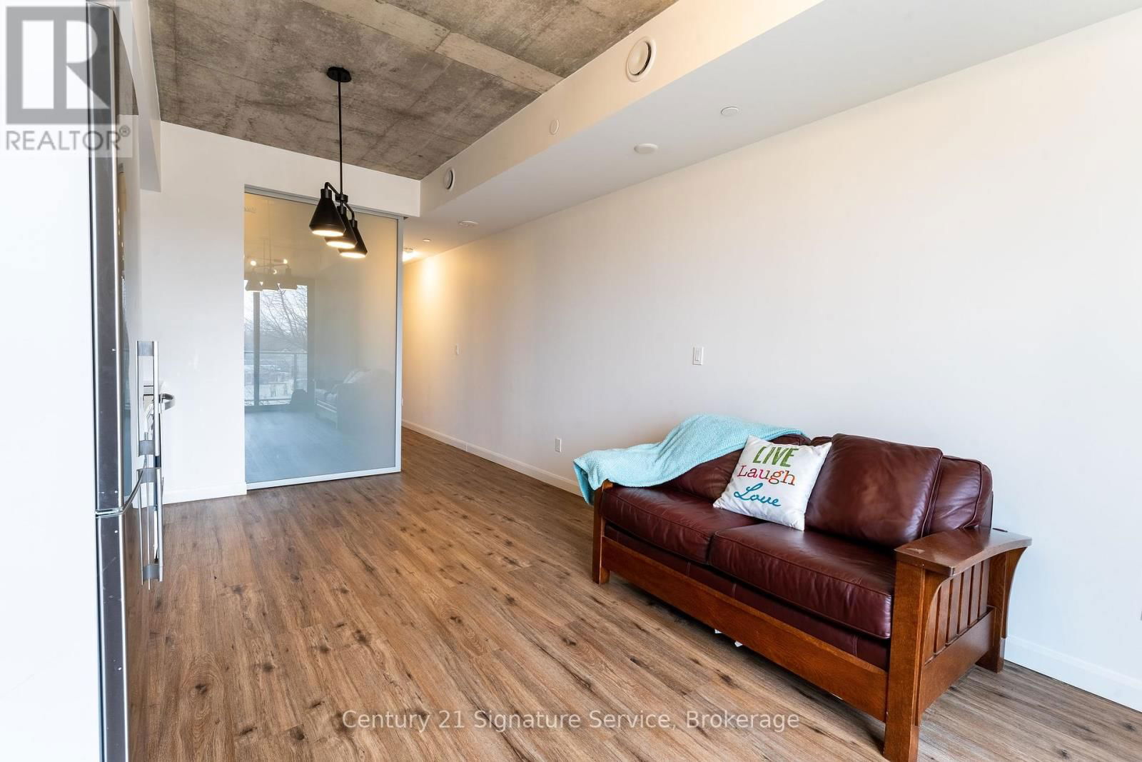 208 - 7 ERIE AVENUE Image 4