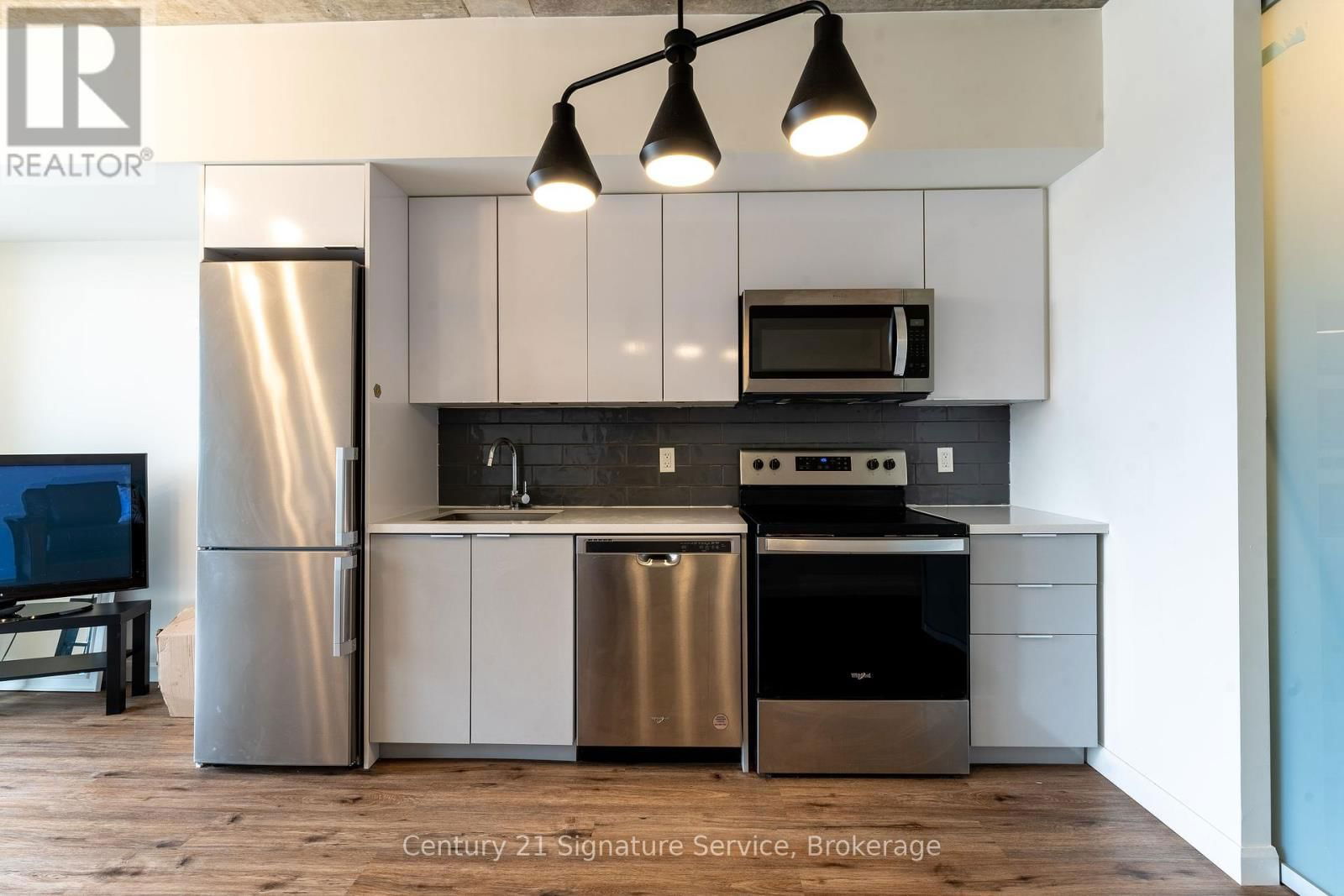 208 - 7 ERIE AVENUE Image 6