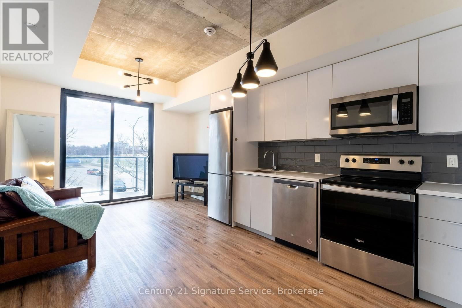 208 - 7 ERIE AVENUE Image 7