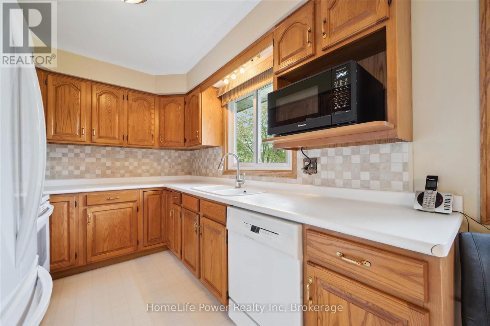 36 SANDERSON DRIVE Image 10