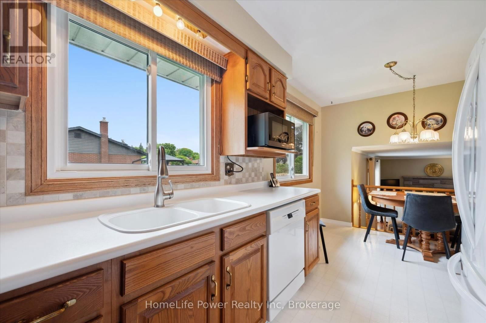 36 SANDERSON DRIVE Image 12