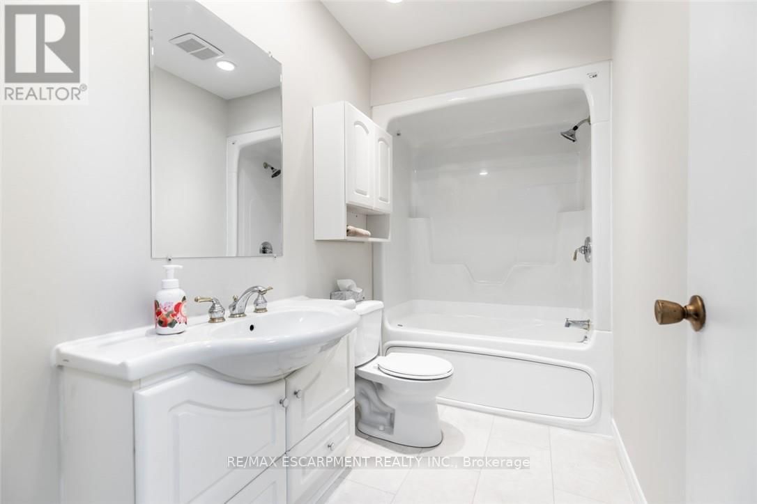 2340 KING STREET EAST Image 37