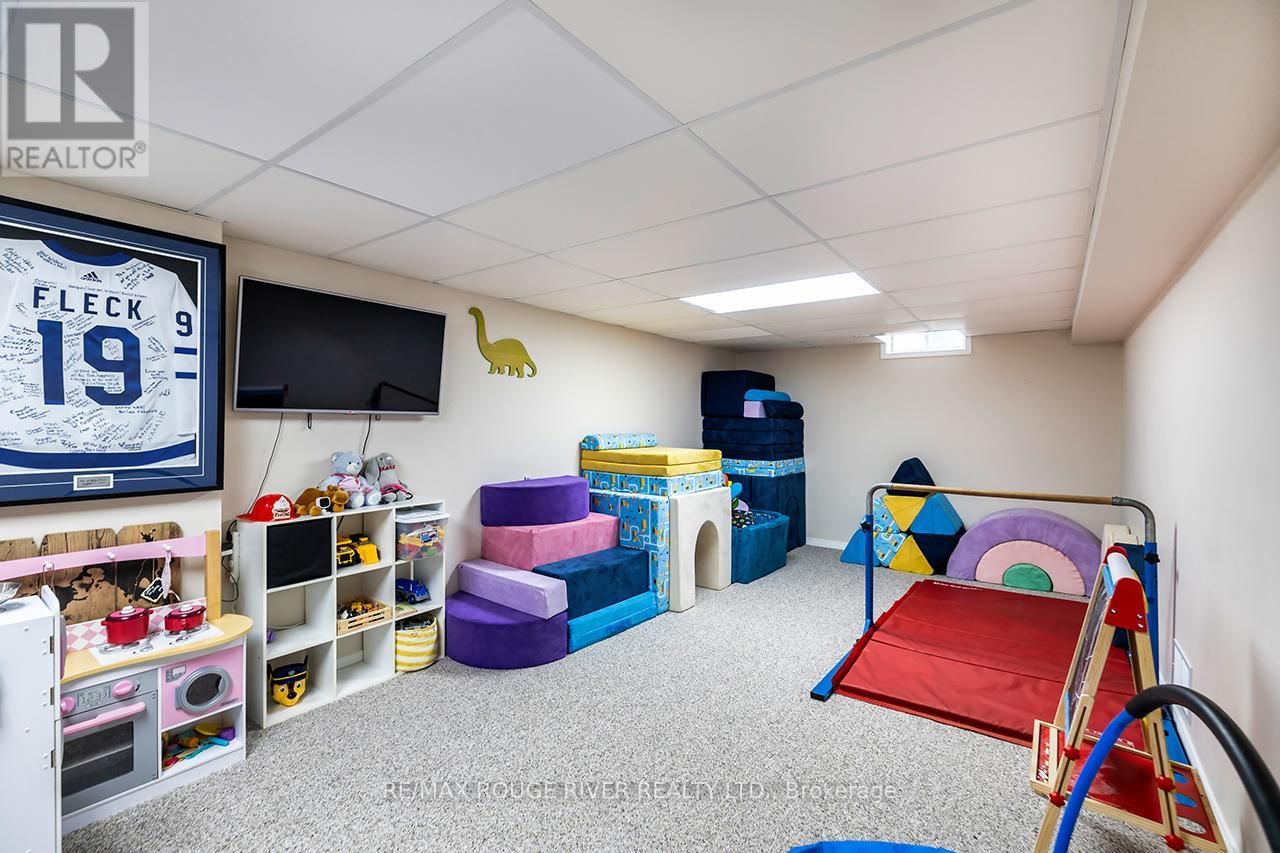 1330 EAGLE CRESCENT Image 23