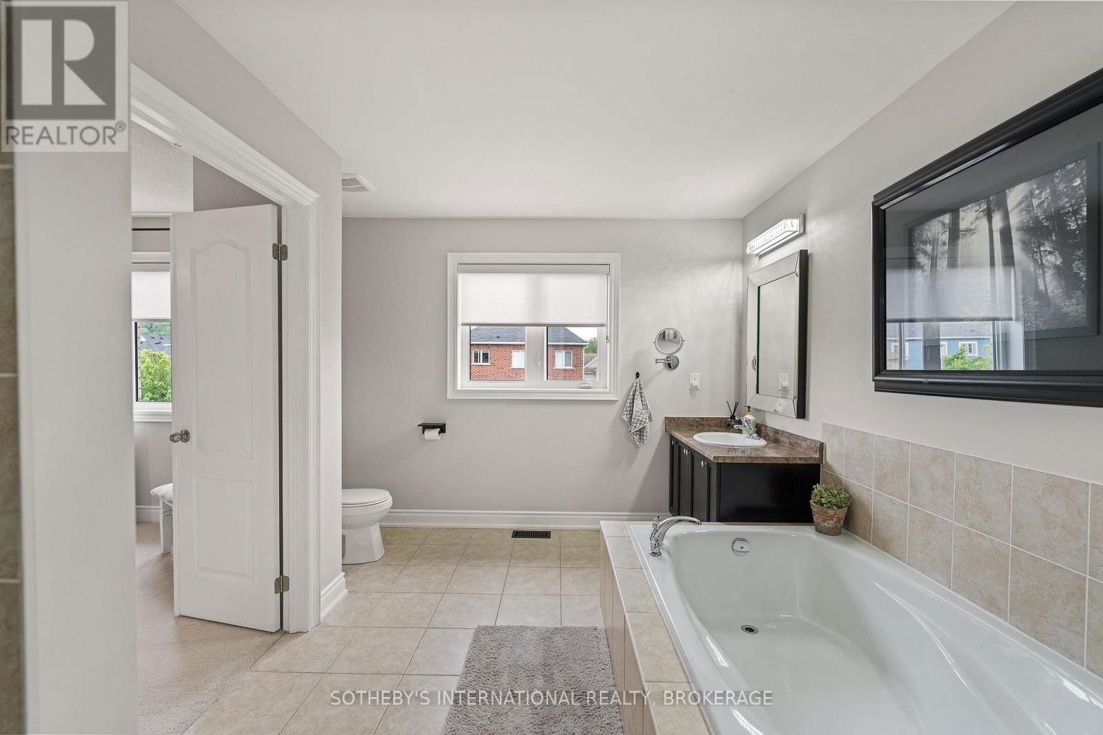 13 ANGELA CRESCENT Image 31