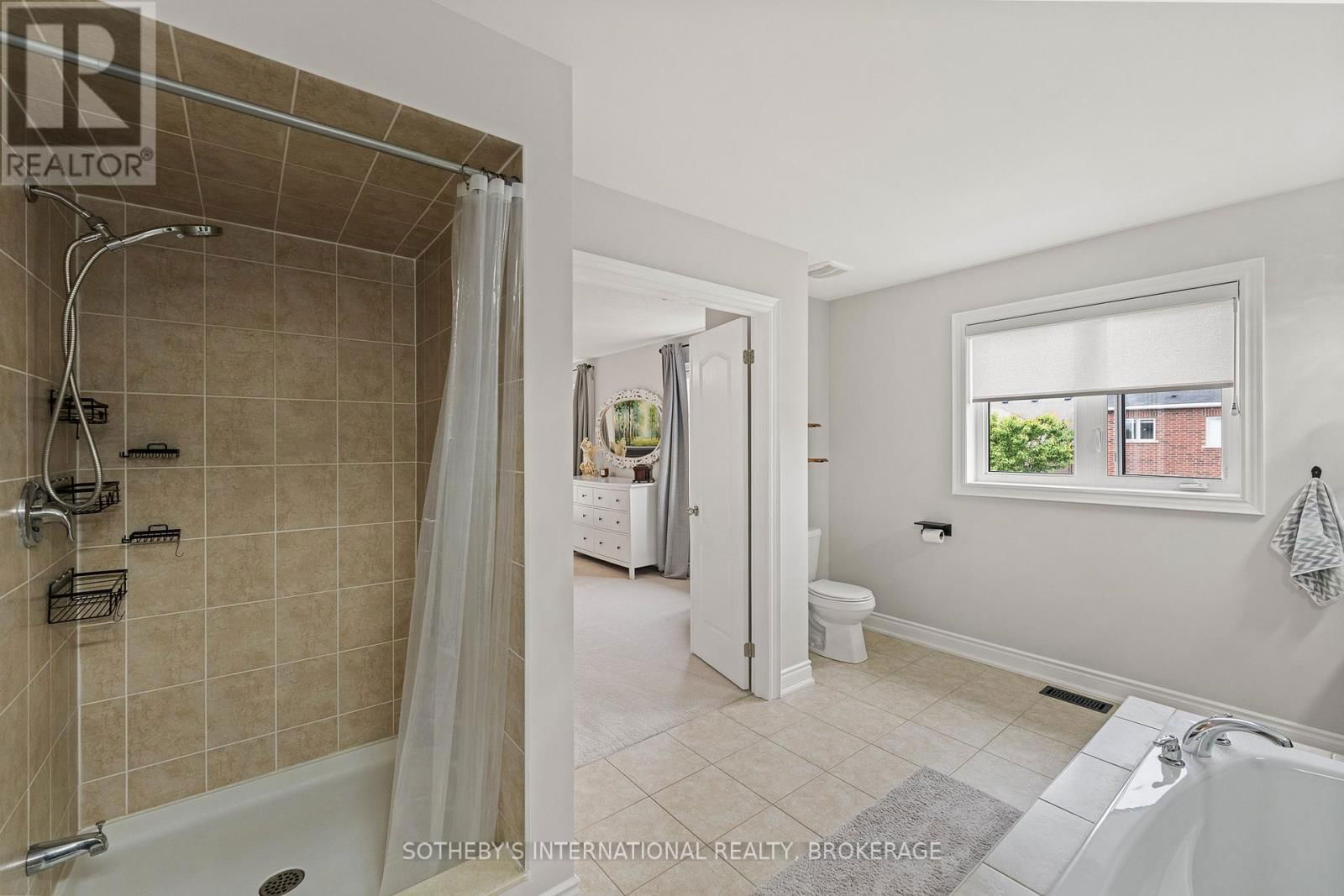 13 ANGELA CRESCENT Image 32