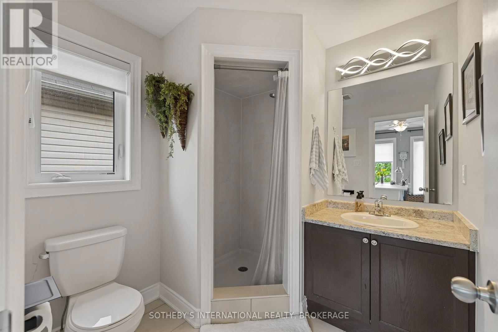 13 ANGELA CRESCENT Image 35