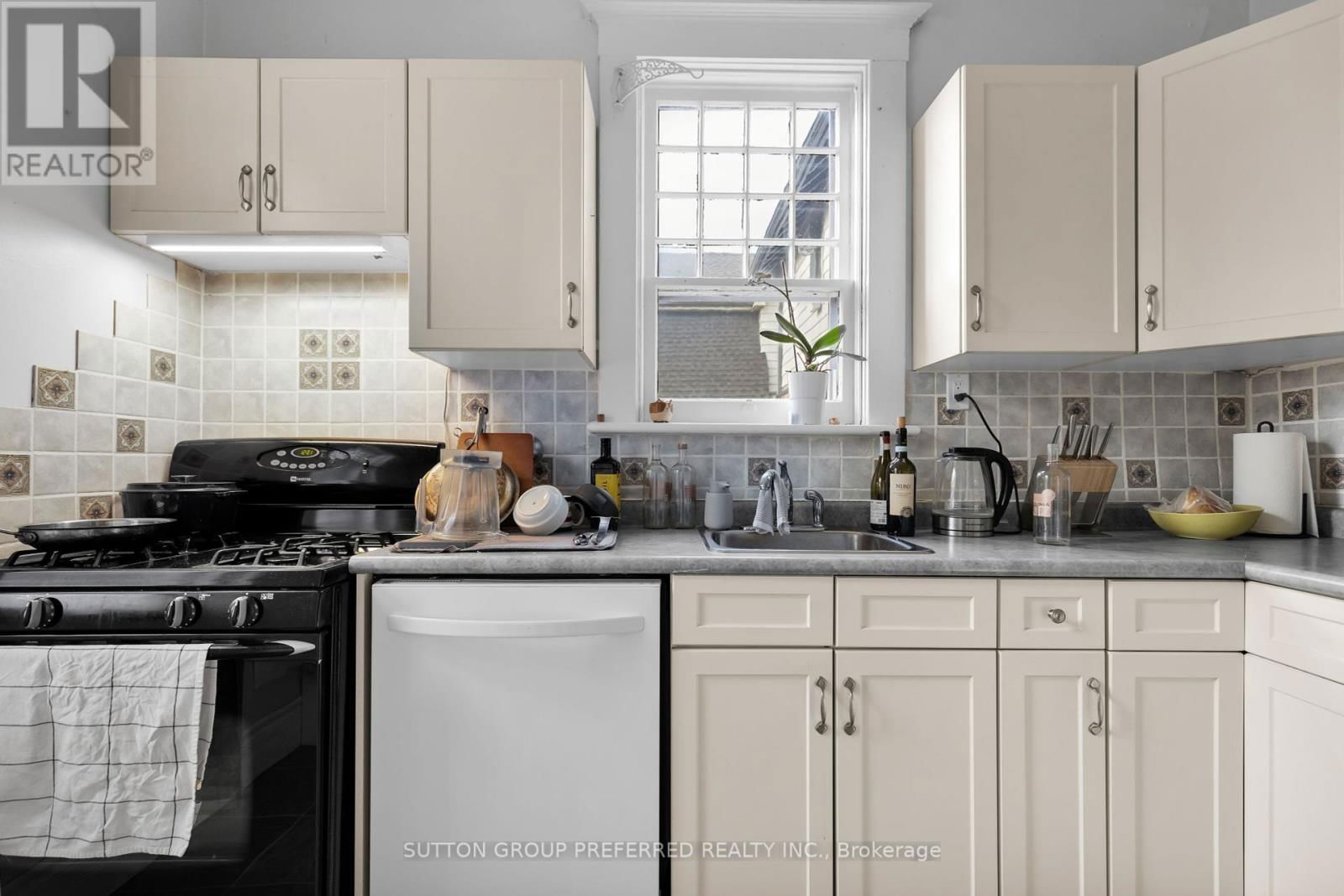 841 DUFFERIN AVENUE Image 17
