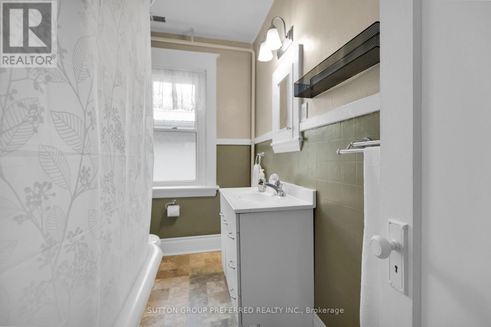 841 DUFFERIN AVENUE Image 27