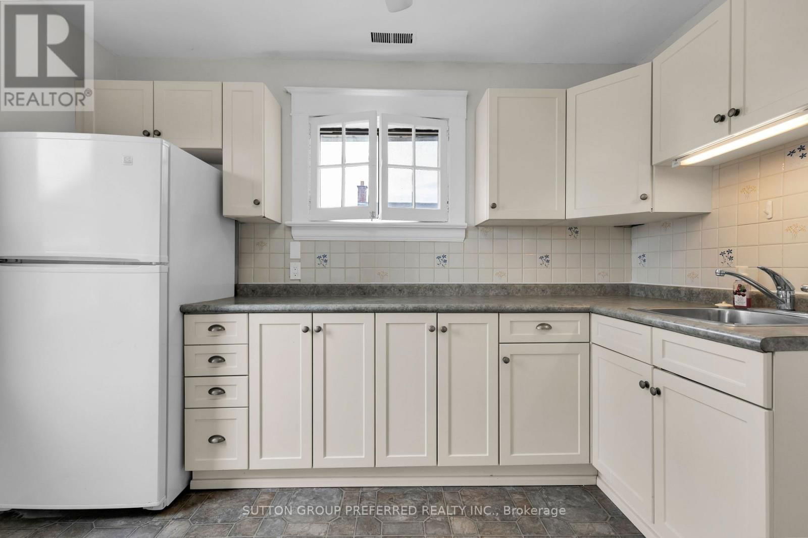 841 DUFFERIN AVENUE Image 34