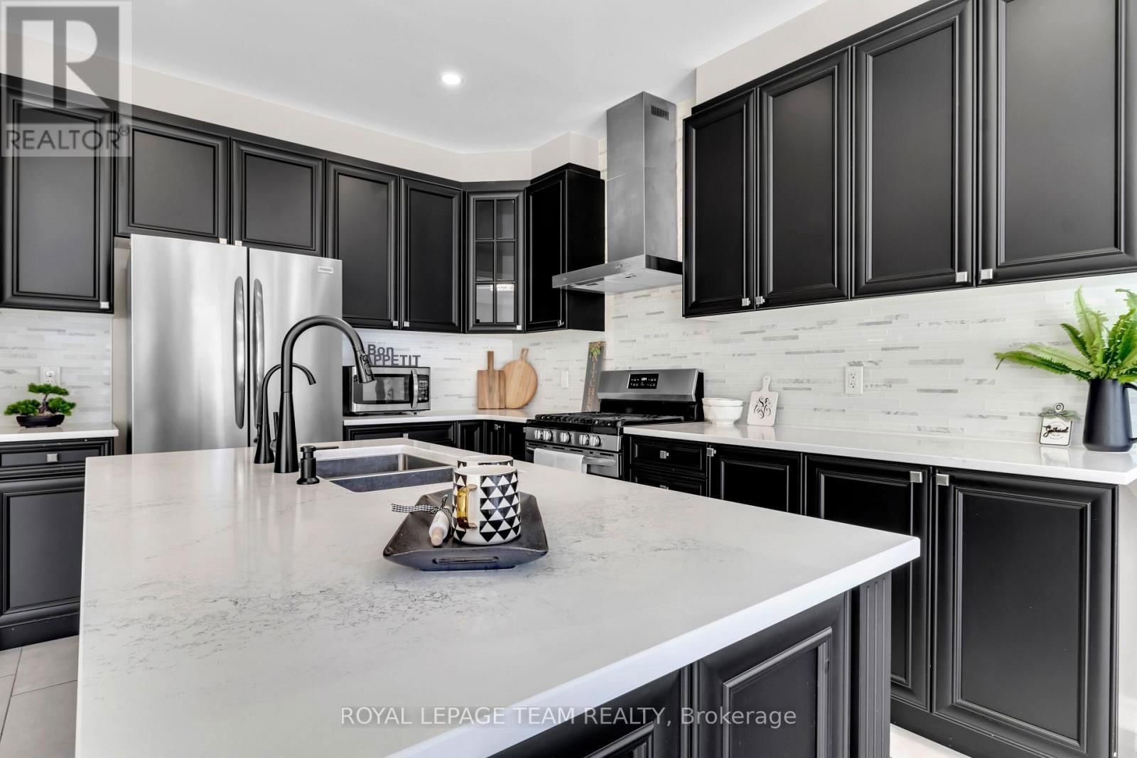 906 NOKOMIS PLACE Image 12