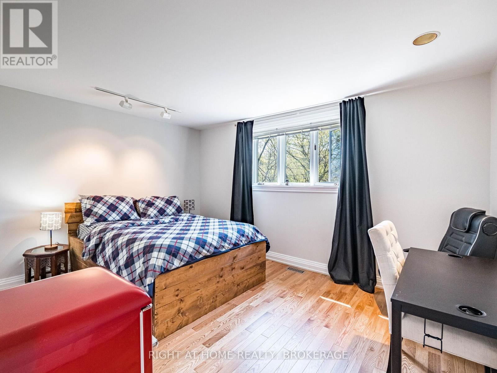 774 OLD DUNDAS ROAD Image 31