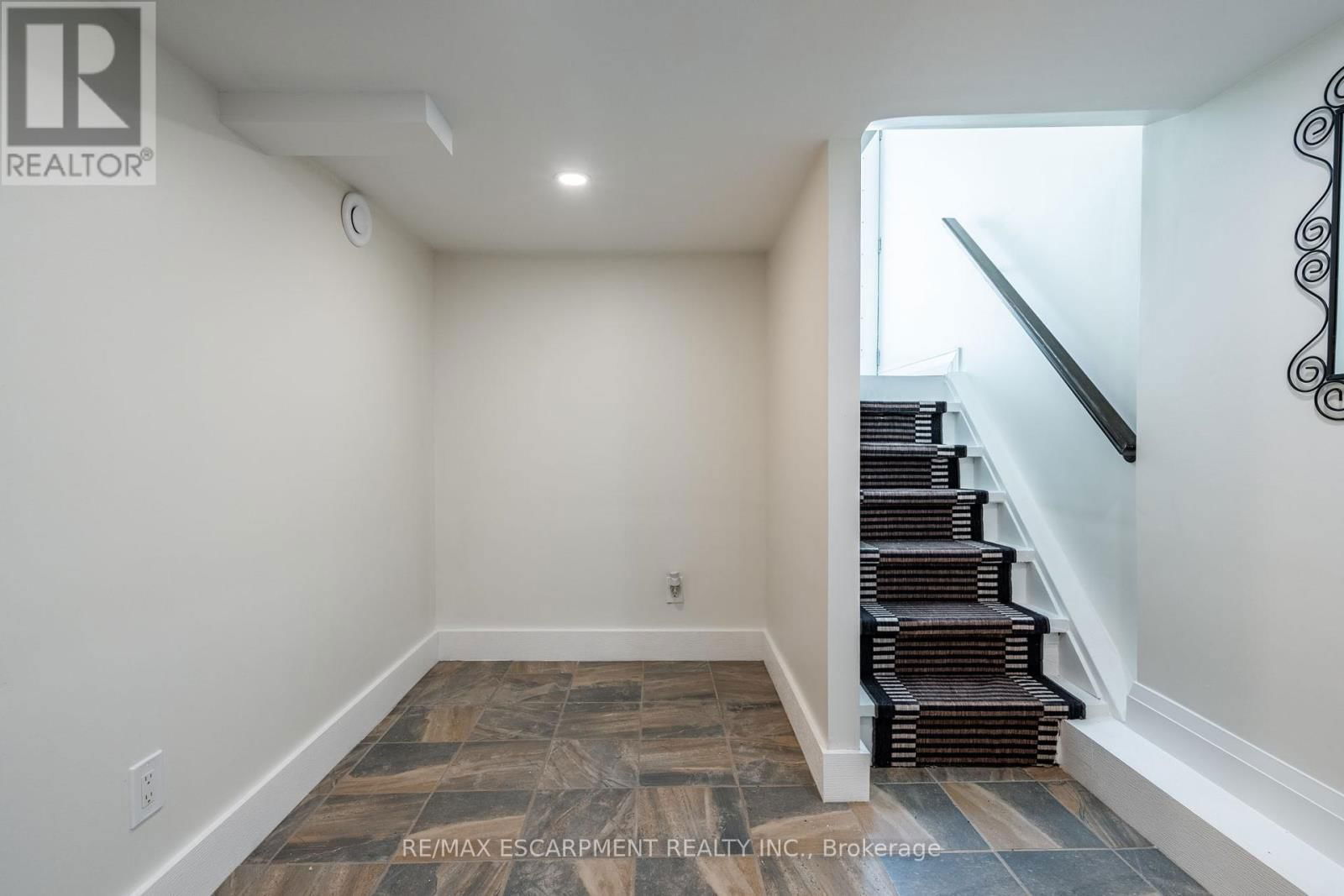 172 PINE STREET SOUTH Image 32