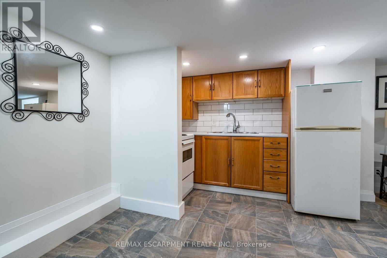 172 PINE STREET SOUTH Image 33