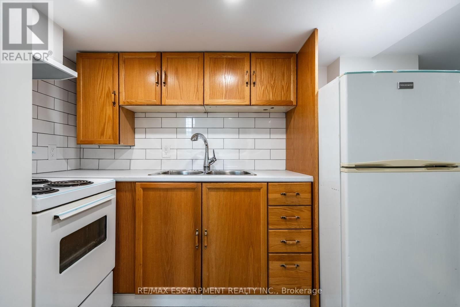 172 PINE STREET SOUTH Image 34