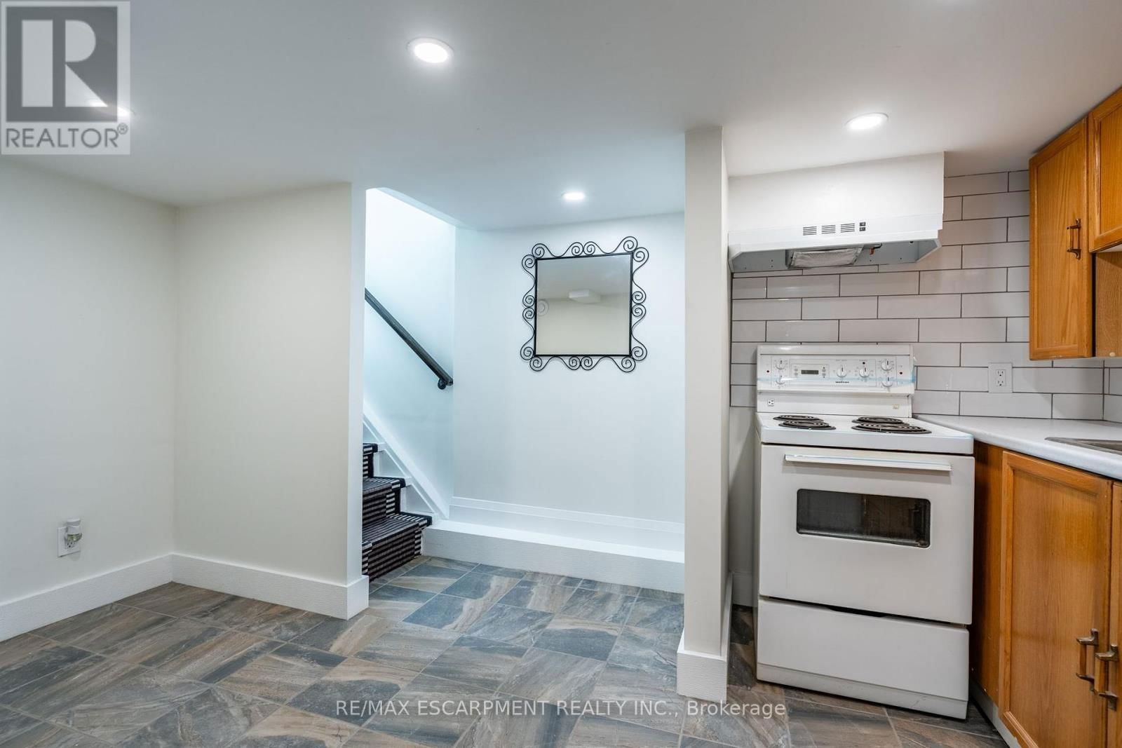 172 PINE STREET SOUTH Image 36