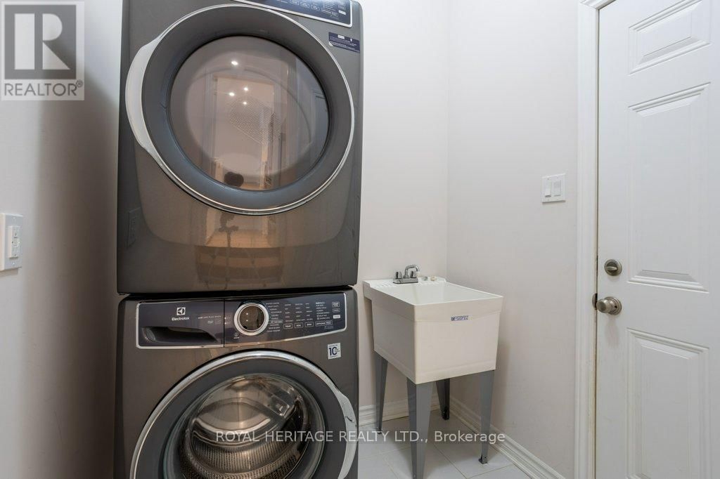 28 - 17 LAKEWOOD CRESCENT Image 9